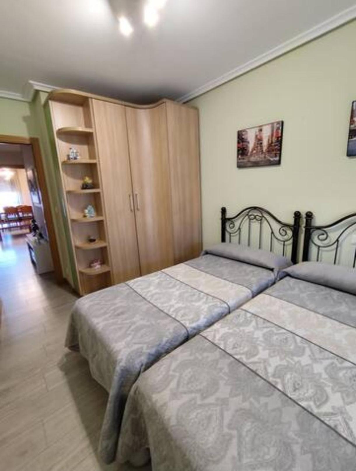 Apartamento De Tres Dormitorios Con Garaje Y Todos Los Servicios Cerca Burgo Exteriér fotografie