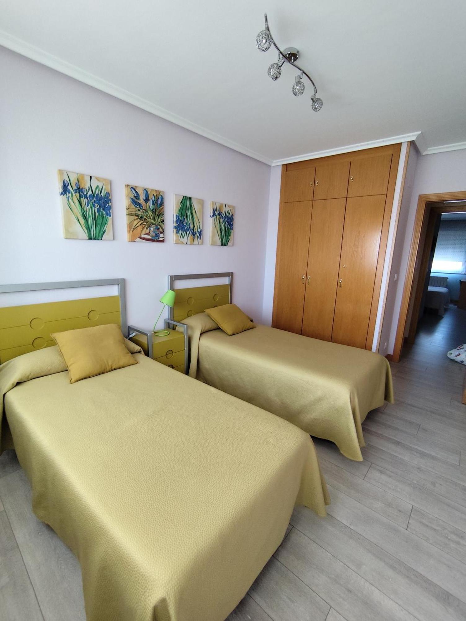 Apartamento De Tres Dormitorios Con Garaje Y Todos Los Servicios Cerca Burgo Exteriér fotografie